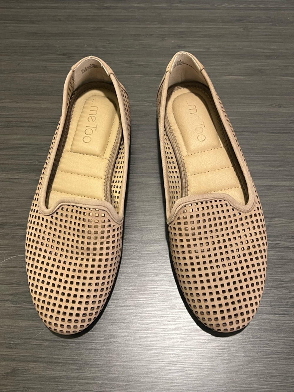 Me Too Yale Leather Perforated Travel Womens 8M Nude Comfort Flats Minimalist